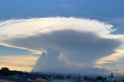 【気象】東京など関東南部で、空高く限界まで発達した積乱雲「かなとこ雲」が目撃される