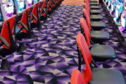 【悲報】パチスロリゼロ、大量導入されるも何故か客が全く座らなくなりホールのお荷物になってしまう…