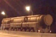 ロシアが核弾頭搭載可能な大陸間弾道ミサイルを準備か。輸送中のトーポリMがモスクワで目撃される。