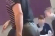 【動画】アメリカ人教師、生徒の前で醜態を晒してしまうｗｗｗ