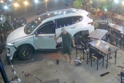【動画】キレたら手が付けられないベトナム人、口論相手に車で突っ込む。