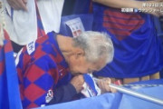 外国人「日本サッカーは美しいね」天皇杯初優勝した甲府のおじいちゃんサポーターに海外のファンが感動！