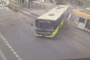 【ANN】バスに路面電車が突っ込む…衝撃の瞬間