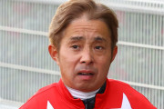 【悲報】騎乗停止になった岩田康誠騎手、スマホで何してたか判明　これすらダメなんか・・・