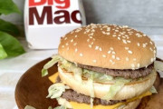 父親「マック買ってきたぞ～」（ヽ´ん`）｢！！｣ﾄﾞﾀﾄﾞﾀﾄﾞﾀﾄﾞﾀ(階段を駆け上がる音)