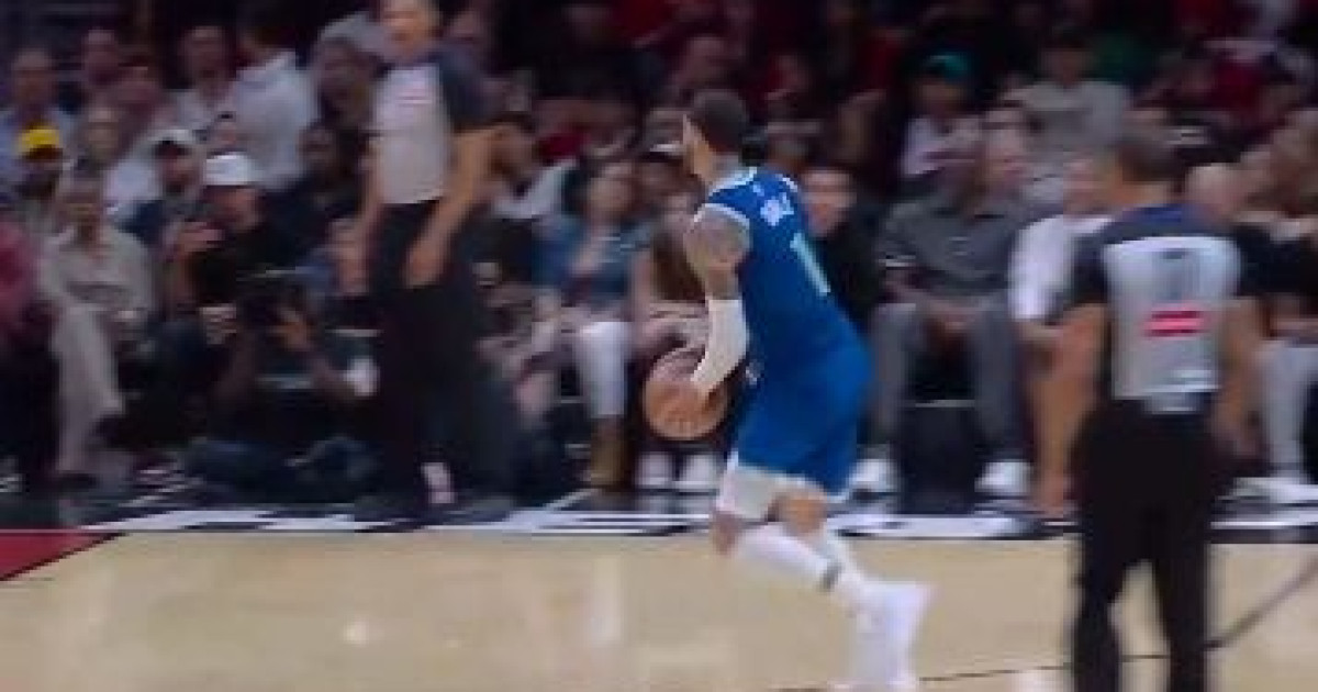 【NBA】ラメロ・ボール、とんでもないトラベリングを披露も…審判は笛を吹かず
