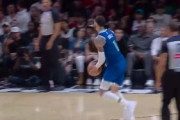 【NBA】ラメロ・ボール、とんでもないトラベリングを披露も…審判は笛を吹かず