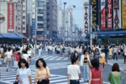 韓国人「これが日本の威厳だ！」1978年日本の新宿をご覧ください→「今とファッションが変わらない？‥（ﾌﾞﾙﾌﾞﾙ」　韓国の反応