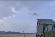 中国国産の自爆ドローン、車両搭載の発射機から次々と発射し編隊飛行や突入攻撃！