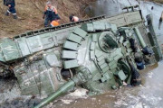 ウクライナ、沈んだロシア軍の戦車を回収