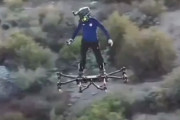 【動画】遂にドローンに乗るヤツがあらわれる