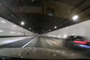 【動画】トンネル内で恐ろしく速い車が目撃される…