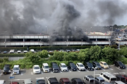 【動画】パチ屋さん、火事で大炎上。車100台以上が燃えてしまう