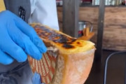 ラクレットチーズを豪快にソーセージにかける映像が海外で反響！←ヨダレが止まらん！　海外の反応