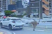 【動画】路上でSUVに蹴りを入れようとする男が目撃されるｗｗｗｗｗｗｗｗ