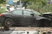 港区　盗まれたマセラティ、事故って大破  [6/16]