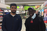 ◆画像◆エンゴロ・カンテさん庶民派スーパーでお買い物中にファンとセルフィ！「とても親切に写真を撮ってくれた」