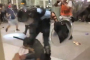 香港のデモがもうガチでヤバイ。空港で群衆に襲われた警官が拳銃を抜いてデモ隊に向けてしまう。