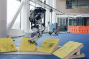 もはやロボットの動きじゃない。ボストンダイナミクスのロボットが軽やかすぎる。