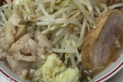 【赤いツブツブ】ワイ、初めて二郎系ラーメンを食したんやが（画像あり）