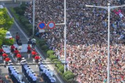 安倍総理が総理としての最後の日に東京に行って 歩道で日の丸持って「ありがとうございました号泣」とお礼を言ってお見送りしたい