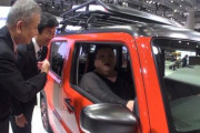 【芸能】マツコ、東京モーターショーへ    軽自動車・ハスラーに乗り、原付・スーパーカブにまたがる超レアショット披露