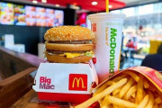 【悲報】中国のマクドナルド従業員さん、床に落ちて散らばったバンズを何事もなかったかのように棚に戻してしまう・・・