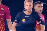 【悲報】サッカーの女性審判さん、自らが反則をしてしまうｗｗｗｗｗｗｗｗｗｗ