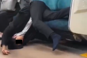 【動画】電車内でバケモノみたいな寝相で爆睡するリーマンが現れる