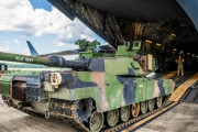 米空軍のC-17グローブマスターII輸送機にM1A2エイブラムス主力戦車を積み込み！