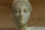 歴史的発見？推定クレオパトラの頭部像発見