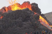 「アイスランドの火山観光がどうかしてるレベル」命知らずにしか思えない光景