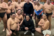 ブラジル代表アンチェロッティ監督、相撲部屋を訪問しファン驚愕「DF探しかな？」 「力士に囲まれ合成みたい」（関連まとめ）