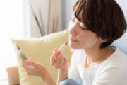 仕方ないじゃ済まされない…?男目線で「一発でナシ」になる40代女性のNG身だしなみ3選