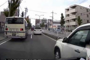 【動画】女さん、車線変更時にわざわざ2回も車をぶつける