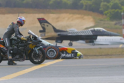 【動画】F1マシン、スポーツカー、カワサキNinja H2R、戦闘機でゼロヨンをした結果…