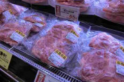 スーパーのサミット、肉類のトレーなしパッケージが「これで行ってほしい」「冷蔵庫が空く」と好評　導入に至る経緯を聞いた