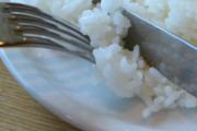 【食事マナー】昭和に常識だった「ライスをフォークの背にのせる食べ方」は正しい？
