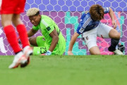 【悲報】サッカー日本代表のGKさん、世界で笑われてしまう・・・（※動画あり）