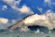 【動画】ジャワ島ムラピ山の噴火の瞬間を捉えた定点カメラの映像。
