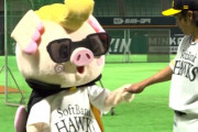 ソフトバンクに新キャラクターが誕生　藤本監督らとたわむれる