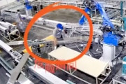 【動画】ロボットアームに挟まれた男を助けようとした2人も挟まれてしまう中国。