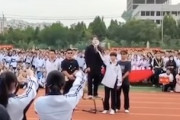 【動画】中国の学生、安倍晋三銃撃事件をネタにして拍手喝采の大盛りあがり。