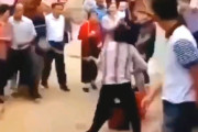 【動画】中国あるある、おばちゃん激怒、そこら中の人に「糞尿」をばら撒く～！