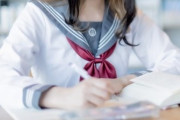 今日授業中に斜め前の女子がお漏らししてたんだが