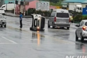 【動画あり】韓国人「済州で被害が続出！台風の強風に煽られ車が横転、街路樹·信号が倒れる被害」　韓国の反応