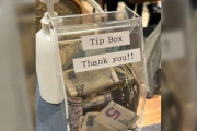 【悲報】人気飲食店のインバウンド向けチップボックス施策導入に賛否「日本にチップ文化はない」「チップを渡す時は紙幣がマナーってルールを逆手に取った方法」