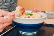【画像】俺「カツ丼くださいな！」店員おばあちゃん「あいよ！カツ丼一丁～～！」→結果。。。