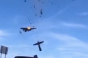 【動画】アメリカでボーイングB-17とP-63が空中衝突。墜落し爆発炎上。