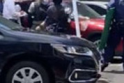 【動画】 東京都清瀬市松山で事件　血だらけの男性が緊急搬送で現地封鎖、警官集結で騒然